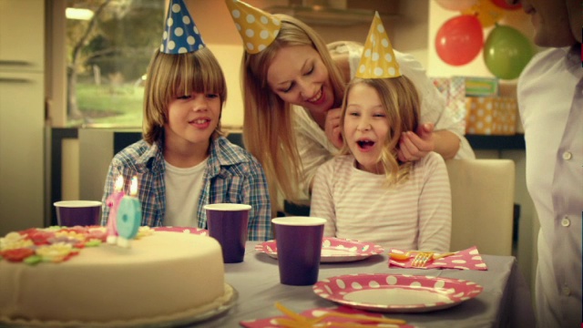 SLO MO惊喜蛋糕给女孩十岁生日视频素材