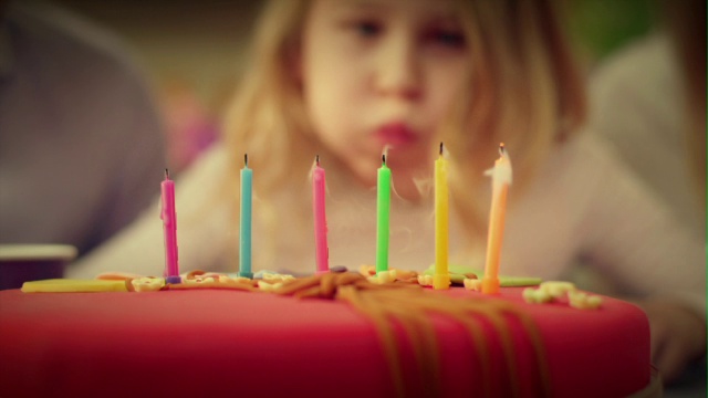生日蛋糕上的蜡烛被吹灭了视频下载