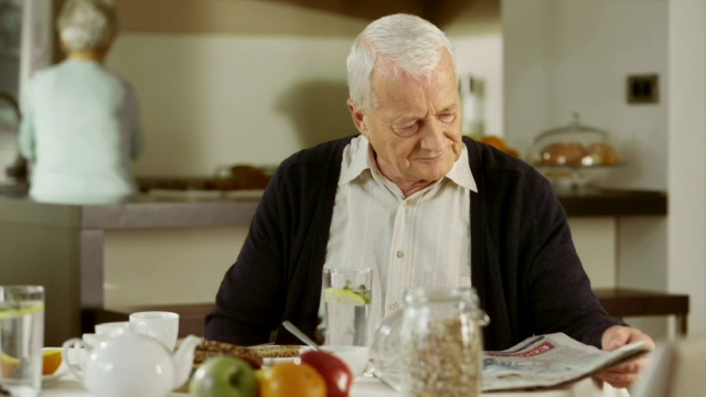 老人在早餐桌上看报纸视频下载