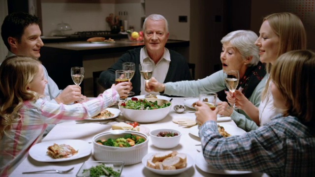 家人在餐桌上敬酒视频素材