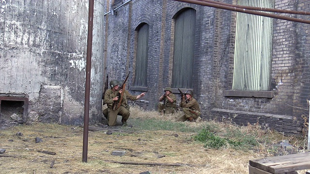 美国二战士兵通过工业建筑前进视频下载