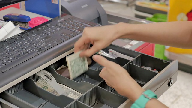 女人们在收银台的抽屉里分发零钱，数钱视频下载