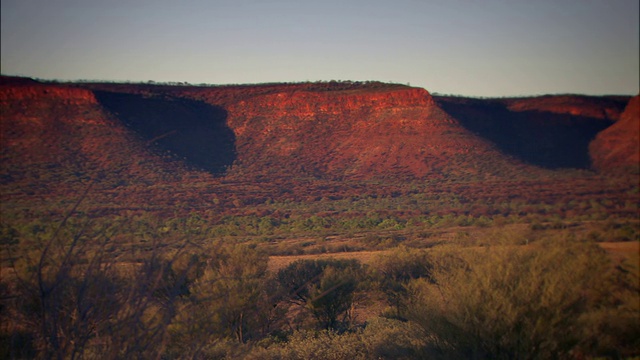 潘穿越澳大利亚北部的丘陵。视频素材
