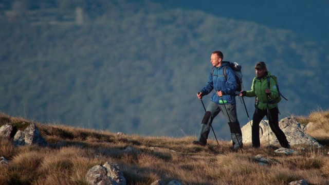 一对情侣在高原上散步视频素材