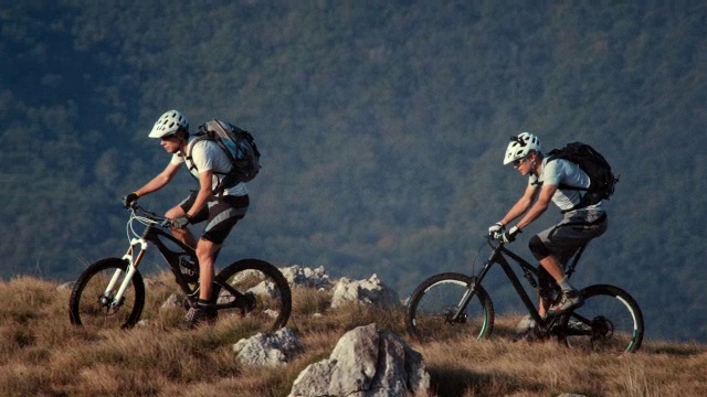 山顶上骑山地自行车的人视频素材