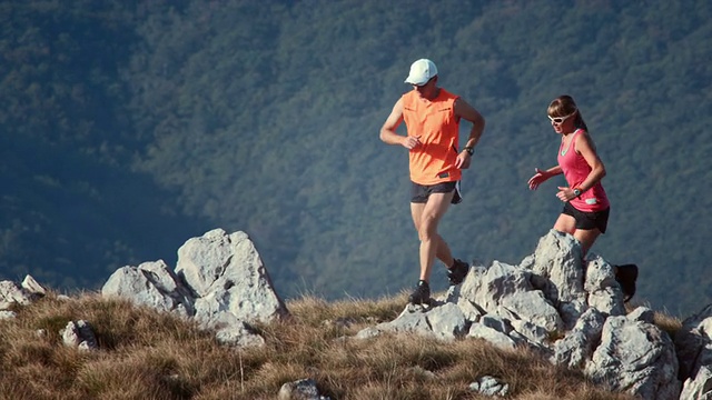 两个登山运动员往山上跑视频素材