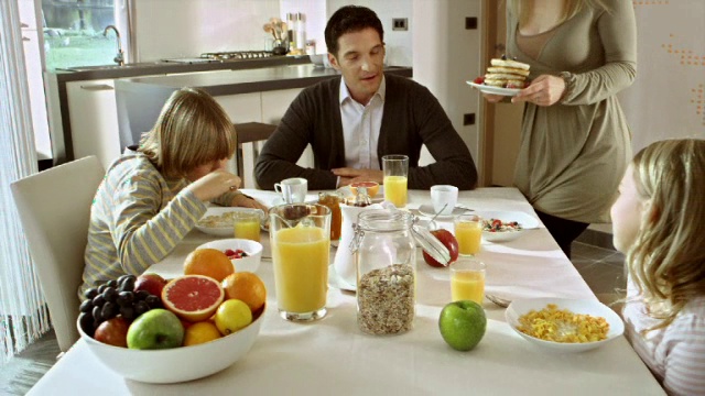 家人一起吃早餐视频素材