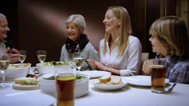家人聚在一起吃晚餐视频素材