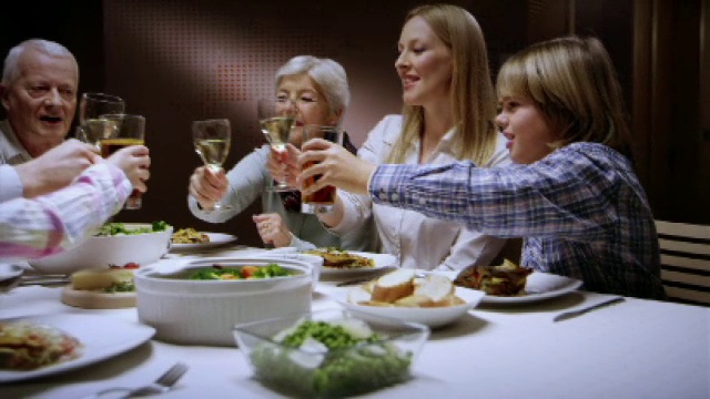 家人在晚餐时举杯祝酒视频素材
