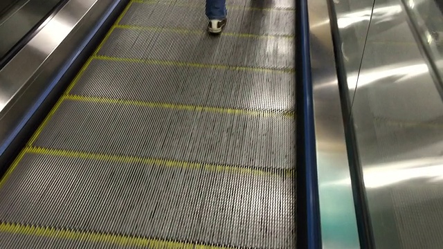 香港地铁站的高峰期视频素材