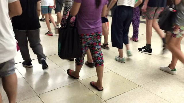 香港地铁站的高峰期视频素材