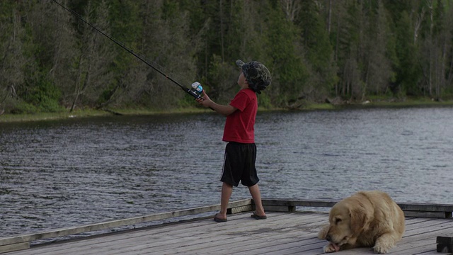 孩子钓鲈鱼视频素材