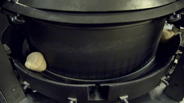 面包面团球通过旋转机器视频素材