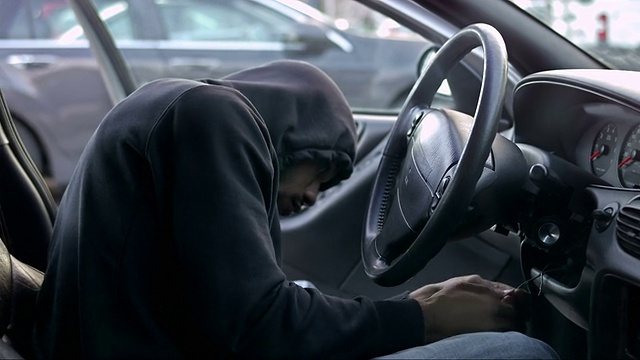 小偷启动了一辆车然后偷走了它视频下载