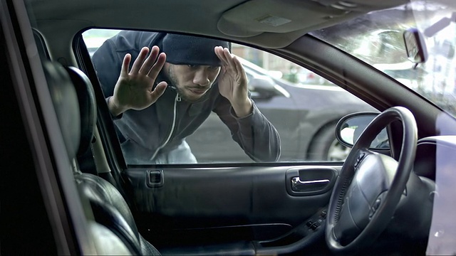 小偷从外面检查汽车准备偷车视频下载