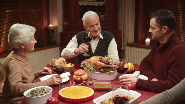 家人在感恩节晚餐上祝酒视频素材
