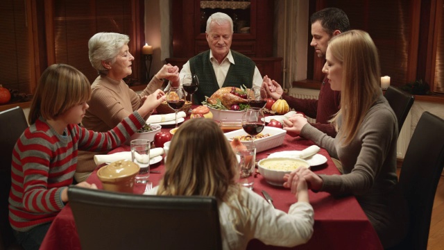 感恩节餐桌上的家庭祈祷视频素材