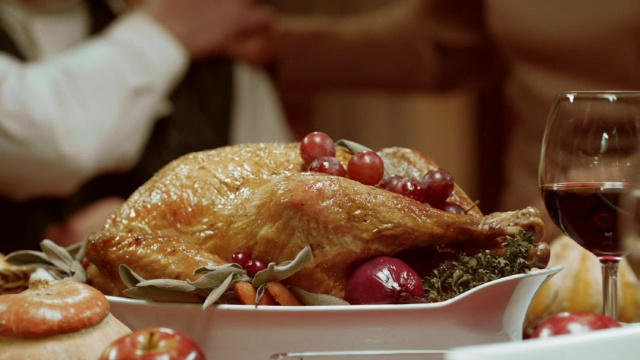 感恩节火鸡被送上餐桌视频素材