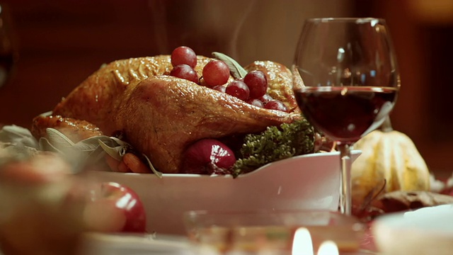 SLO MO感恩节火鸡放在精心装饰的桌子上视频素材