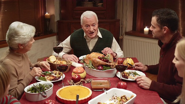 爷爷在感恩节晚餐上讲故事视频素材