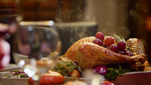 SLO MO感恩节火鸡放在漂亮的桌子上视频素材
