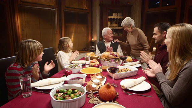 老妇人向家人展示感恩节火鸡视频下载