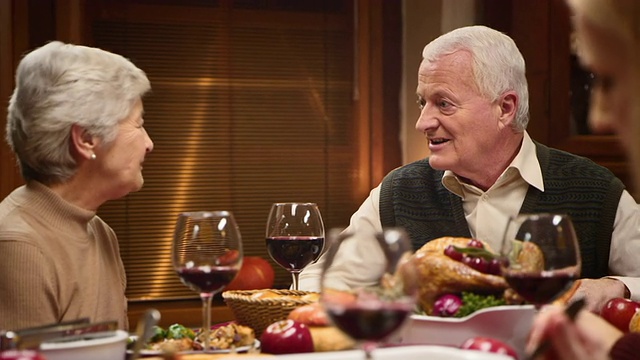 祖父母在感恩节餐桌上愉快地聊天视频素材