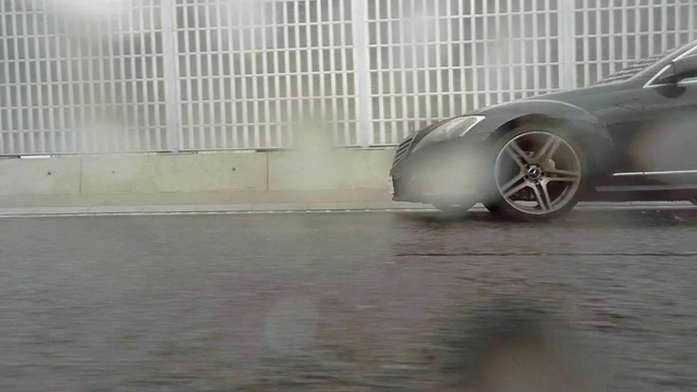 汽车驾驶在雨天-侧视图- 4K视频素材
