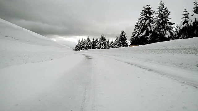 下雪的冬季道路驾驶视频素材