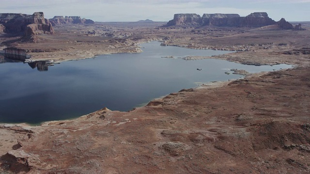 亚利桑那州和犹他州鲍威尔湖的沙漠构造视频下载