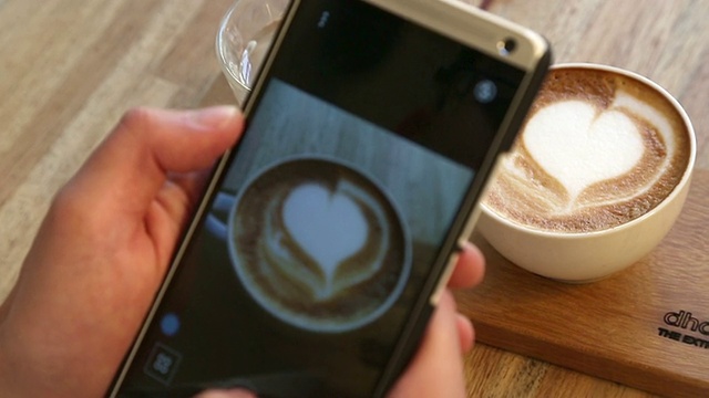 年轻人用智能手机捕捉他的咖啡视频下载