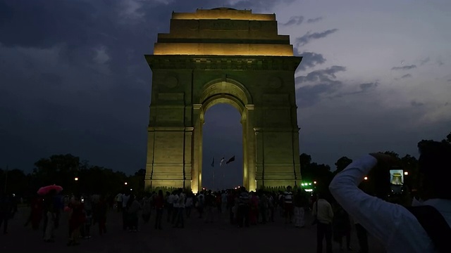 这是新德里拉杰帕斯(Rajpath)晚上在印度门(India Gate)战争纪念碑前人群的延时镜头视频下载