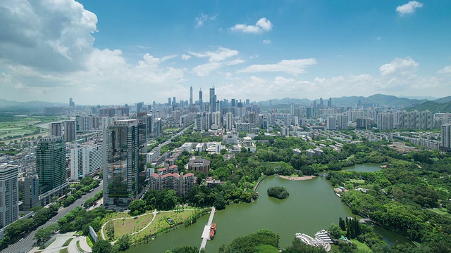 全景天际线，建筑和交通在深圳，时间流逝。视频素材