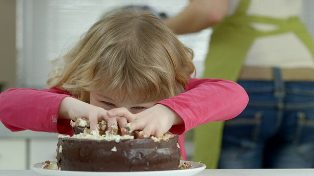 HD:有趣的小女孩吃蛋糕视频素材