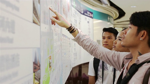 旅客在火车站规划他们的路线视频素材