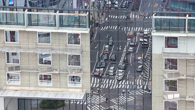 繁忙的交通反映在办公楼的立面上视频素材