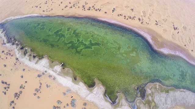 腾格里沙漠/阿拉善湖的WS鸟瞰图，中国内蒙古。视频素材