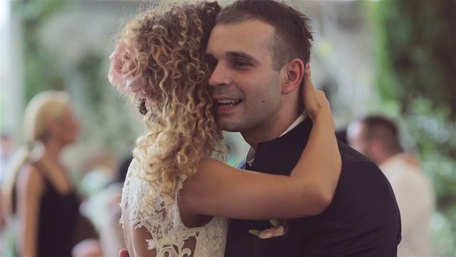 一对相爱的新婚夫妇跳婚礼上的第一支舞视频素材