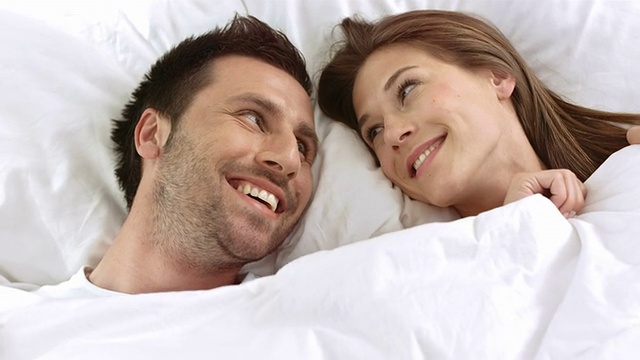 HD:夫妻在床上拥抱视频素材