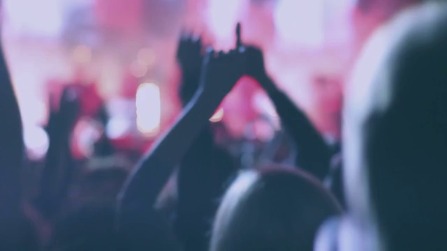人们在摇滚音乐会上跳舞视频下载