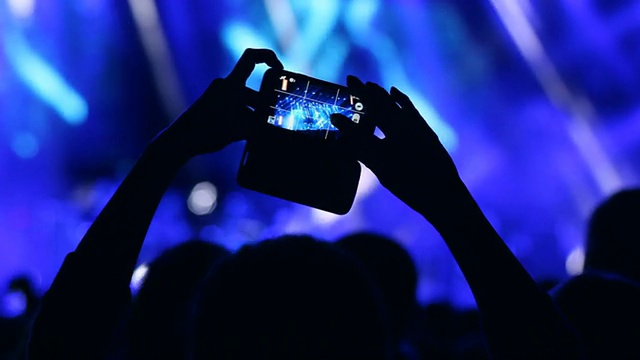 在音乐会上拿着智能手机的女人的手视频下载