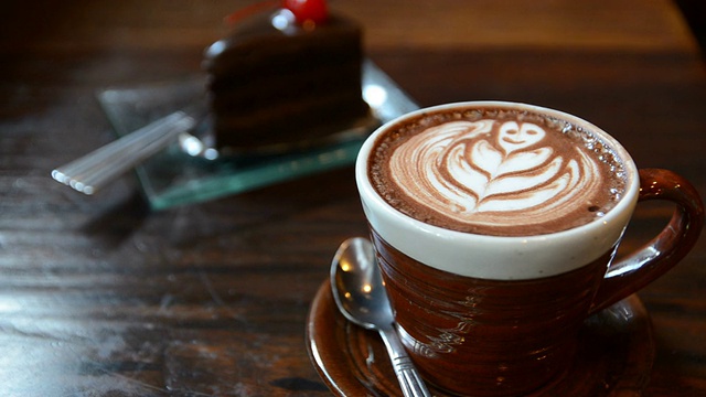 咖啡艺术配巧克力蛋糕视频下载