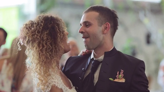 一对相爱的新婚夫妇跳婚礼上的第一支舞视频下载