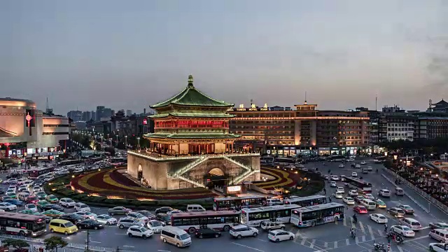 中国，陕西，西安，钟楼黄昏，与过往的车辆视频下载