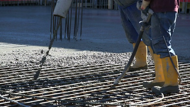 工人将混凝土导向建筑工地CU视频素材