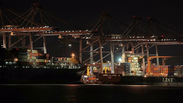 货船在夜间停靠在港口。视频素材