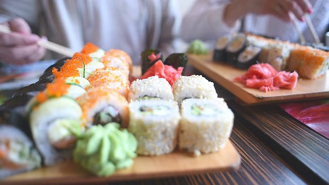 一对幸福的夫妇在日本餐厅吃寿司卷视频下载