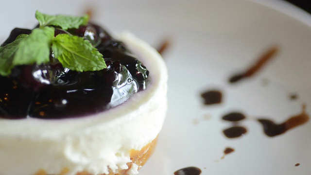 蓝莓芝士蛋糕配切饼视频素材