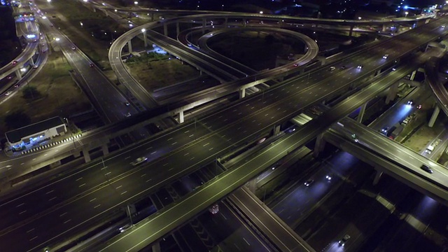 鸟瞰图繁忙的高速公路在泰国曼谷晚上视频素材