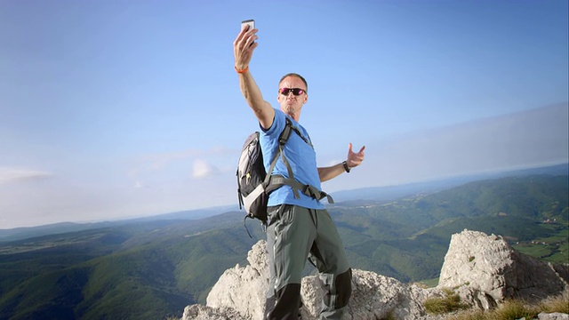 PAN徒步旅行者在山顶上疯狂自拍视频下载